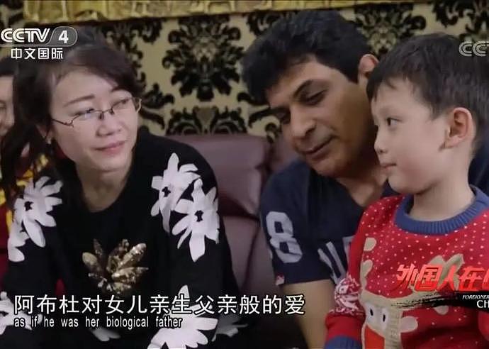 中国大妈闪婚小10岁皇室保镖，认识第1天就在酒店共处一夜，24年后过成这样（组图） - 9