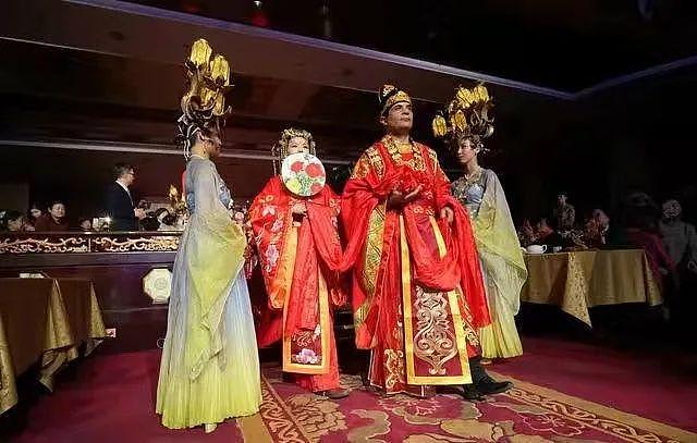 中国大妈闪婚小10岁皇室保镖，认识第1天就在酒店共处一夜，24年后过成这样（组图） - 10