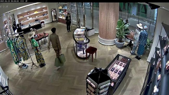 Gucci专柜惊现“内鬼”，理货员用假包换走5个真包，获利近6万元被刑拘（组图） - 2