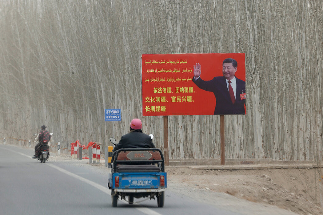 3月，中国国家主席习近平在新疆维吾尔自治区的一块广告牌上。中国因镇压维吾尔人而受到国际社会的谴责。