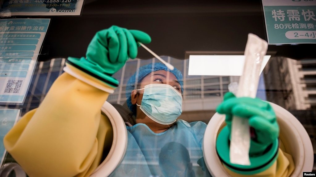北京一名医护人员正在给居民进行新冠病毒核酸检测。（2021年10月20日）