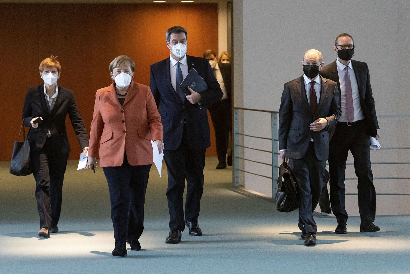 德国总理默克尔（左二）与柏林市长穆勒（右一），联邦财政部长舒尔茨（右二）和巴伐利亚首相索德出席了联邦总理府的新闻发布会。（AP)