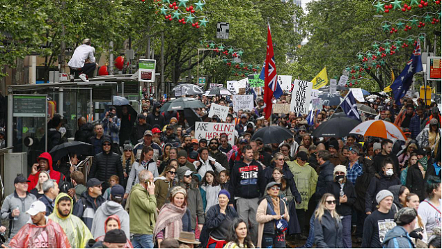 墨尔本连续第三周爆发游行示威！数千抗议者聚集CBD，反对新冠法案（组图） - 7