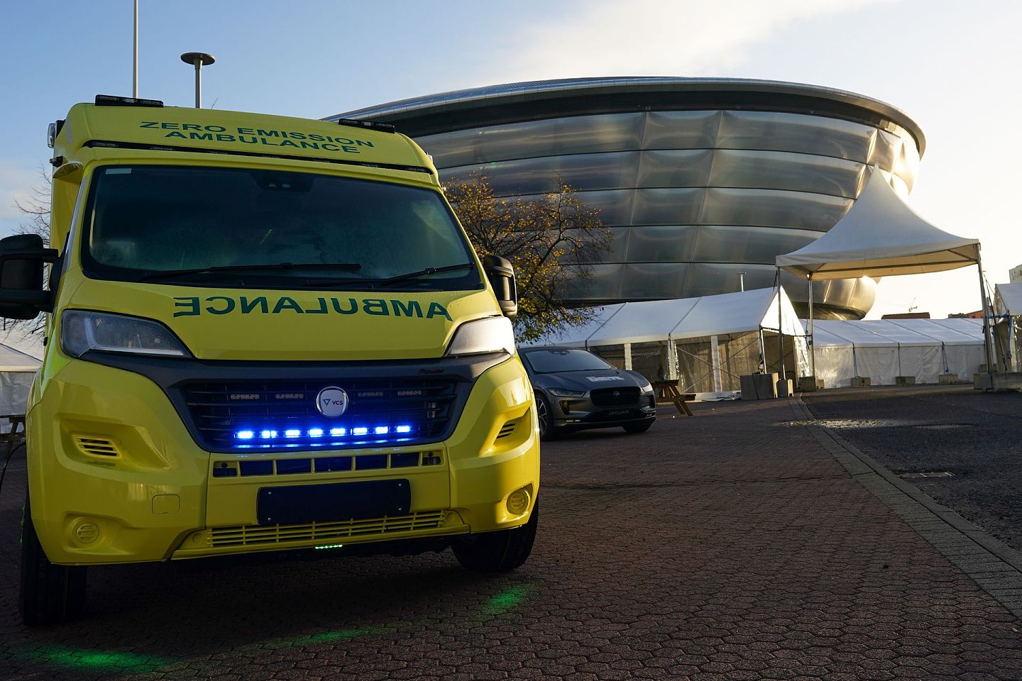在苏格兰格拉斯哥COP26峰会会场附近停泊的一架氢能救护车。（Getty Images）