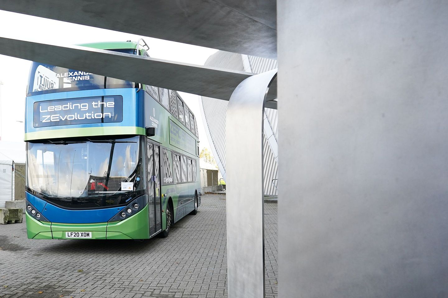 在苏格兰格拉斯哥COP26峰会会场附近停泊的一架氢能巴士。（Getty Images）