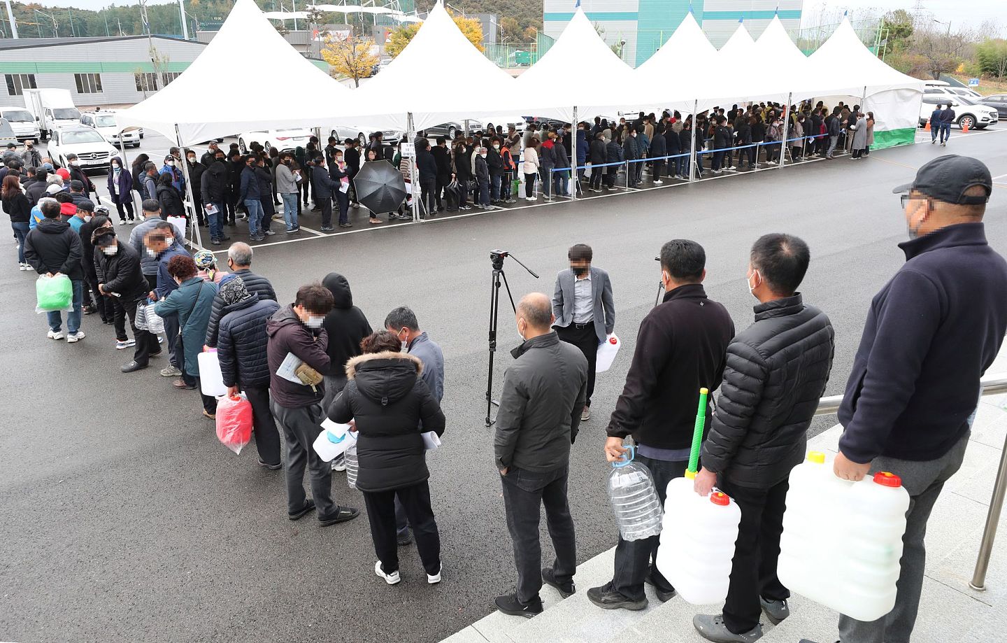 2021年11月9日韩国益山市市民排队购买尿素溶液。（Reuters）