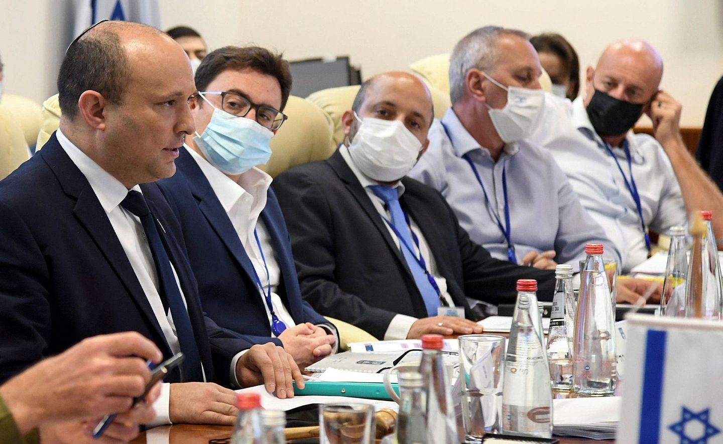 以色列新冠肺炎疫情：图为总理贝内特11月11日在国家管理中心讲话。（Reuters）
