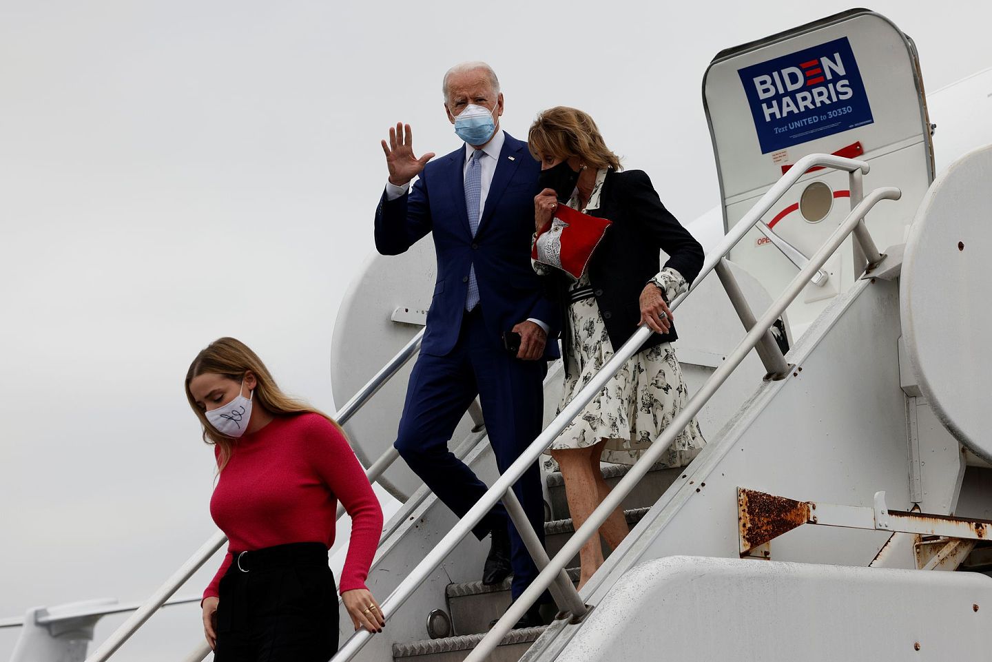2020年10月10日，拜登和孙女芬尼根前往佐治亚州参加竞选集会。（Reuters）