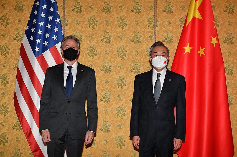 图为中国国务委员兼外长王毅（右）10月31日在罗马G20峰会期间，与美国国务卿布林肯会面数据照。（美联社）