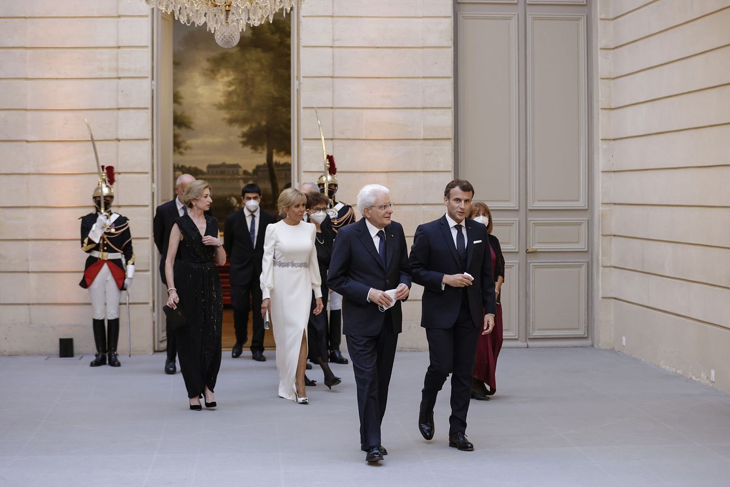 2021年7月5日，马克龙的妻子布丽吉特（Brigitte Macron）和意大利总统马塔雷拉（Sergio Mattarella）出席在爱丽舍宫举行的国宴。（AP）