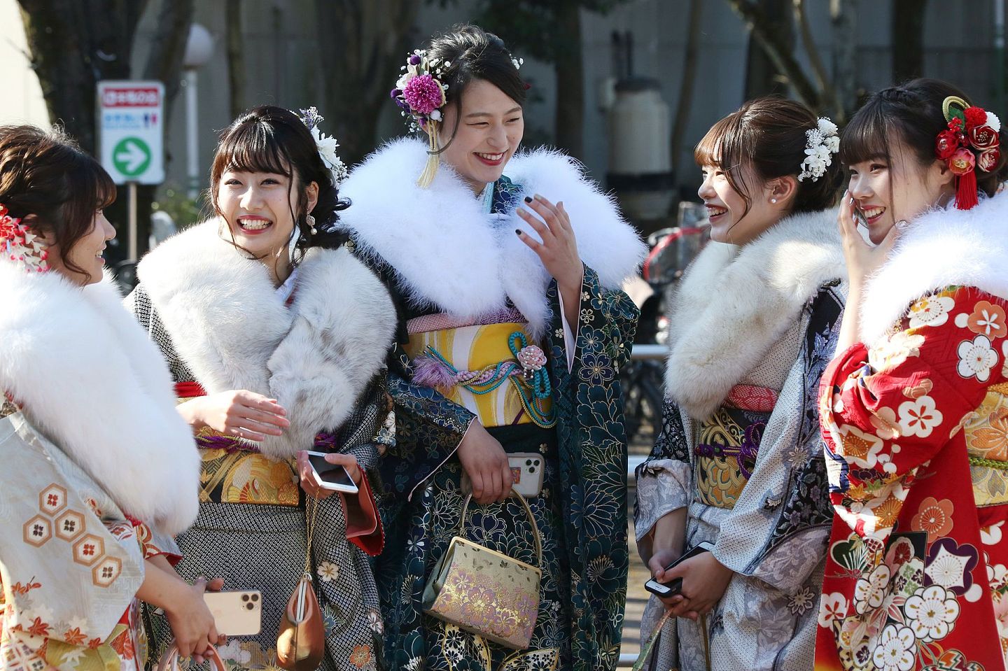 2020年1月13日，身着和服的日本女性在东京东岛游乐园。（AP）