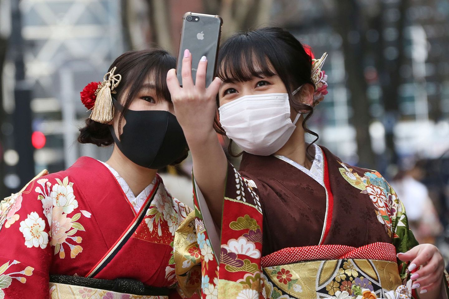 2021年1月11日，日本女性穿上和服，自拍留念。（AP）