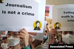 （资料照）支持新闻自由的香港人在当地一家法院外抗议香港压制新闻自由