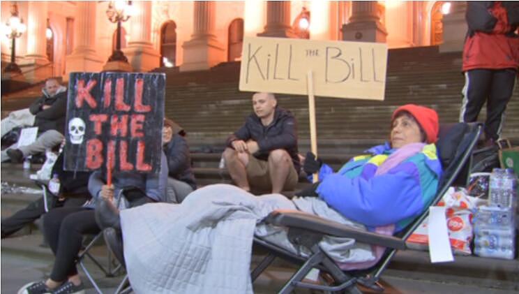 墨尔本示威者议会大厦外睡觉，人权监管机构担忧拟议法案（组图） - 2