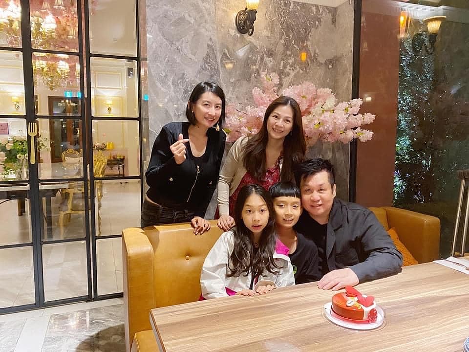 郑智化与家人庆60岁生日，妻子罕露面美貌出众，结婚22年甜蜜如初