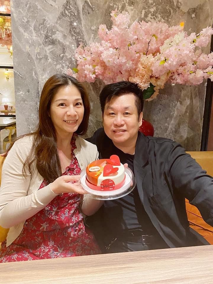 郑智化与家人庆60岁生日，妻子罕露面美貌出众，结婚22年甜蜜如初