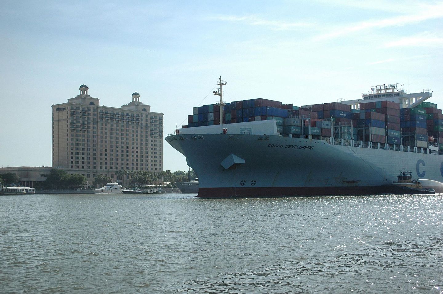 2017年5月11日，一艘中国货轮抵达美国东部海岸的萨凡纳港口。（视觉中国）