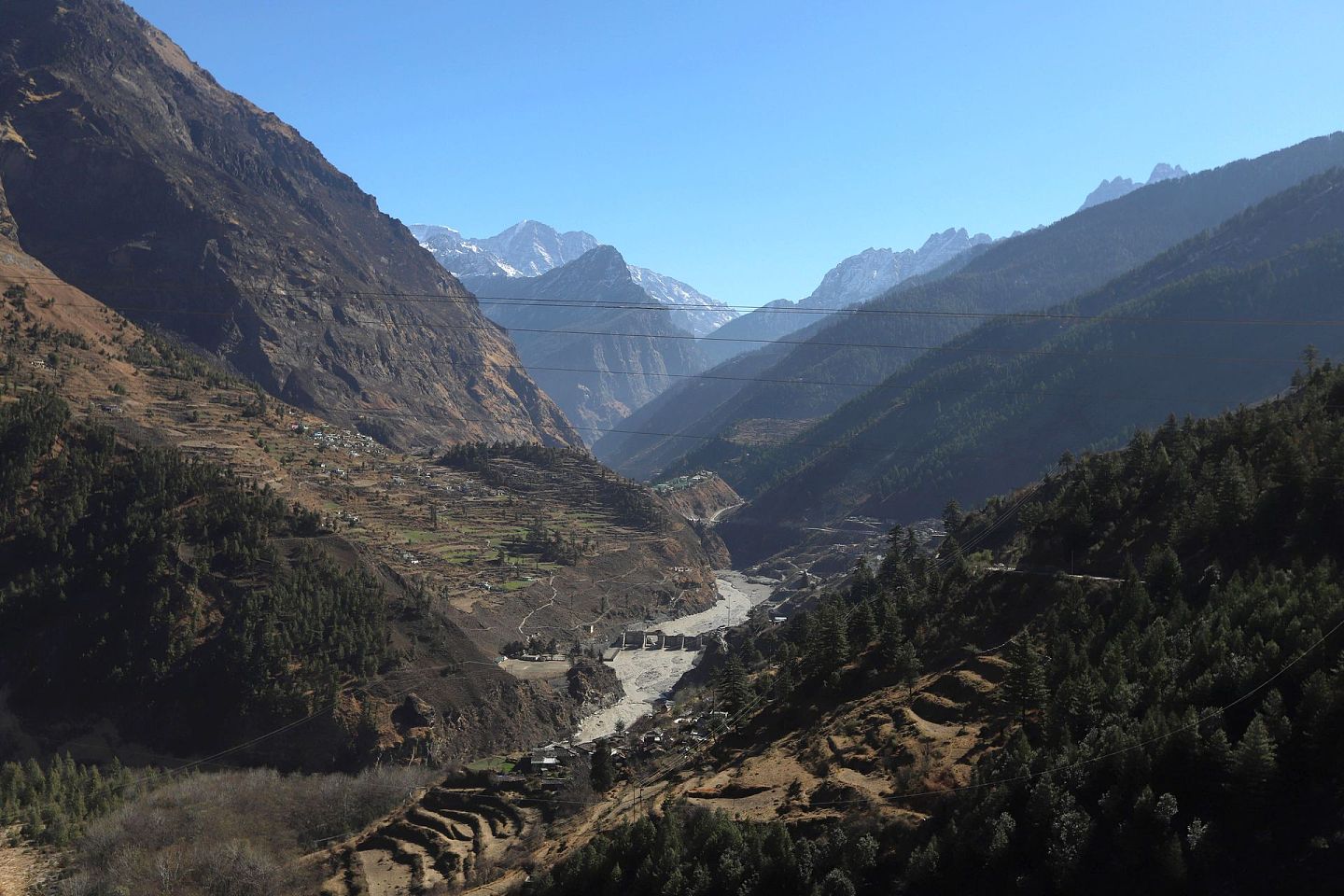 陶利根加河河谷地带地势较低，且适合居住，这使得本次冰川断裂引发的洪灾不亚于2013年时的情况。（新华社）