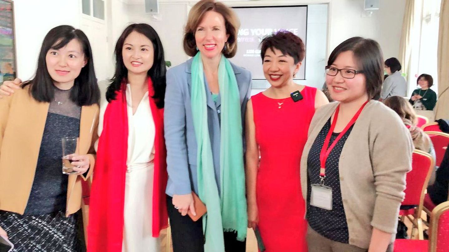 2021年3月8日，吴若兰（中）在英国驻华使馆出席国际妇女节活动。（Twitter@Caroline Wilson）