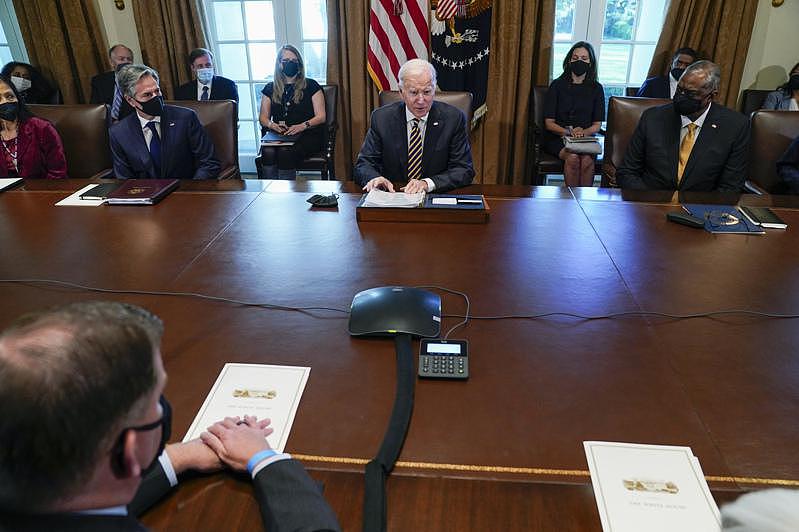 拜登总统（中）12日在白宫举行内阁会议，国务卿布林肯（左）和国防部长奥斯丁（右）分坐两旁。（美联社）