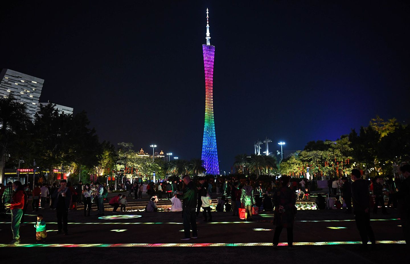2021年2月15日，广州市的标志性建筑广州塔点亮节日彩灯。（新华社）