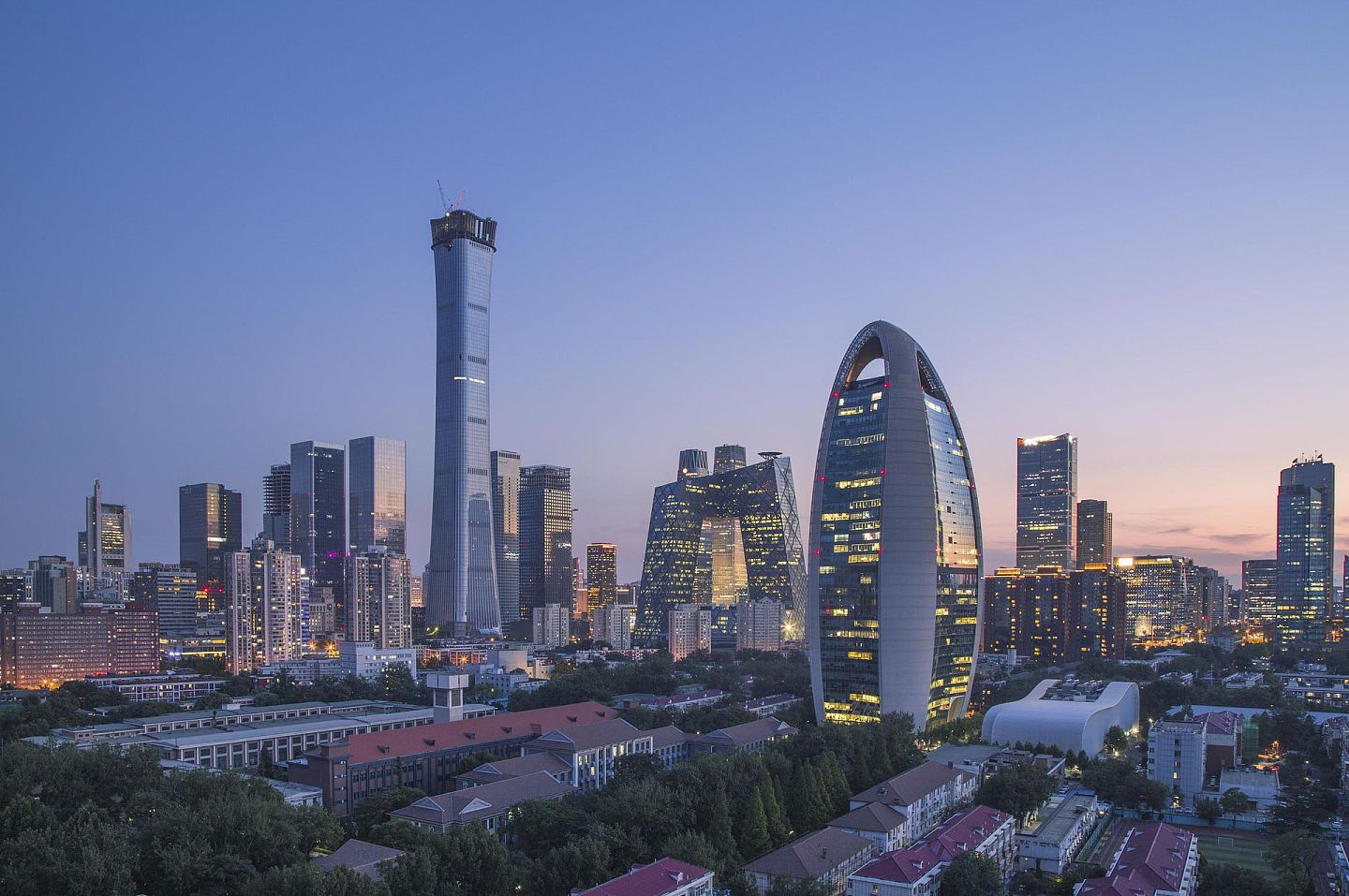 2018年6月28日，在北京国贸CBD，中国尊与中央电视台总部大楼等标志性建筑十分醒目。（视觉中国）