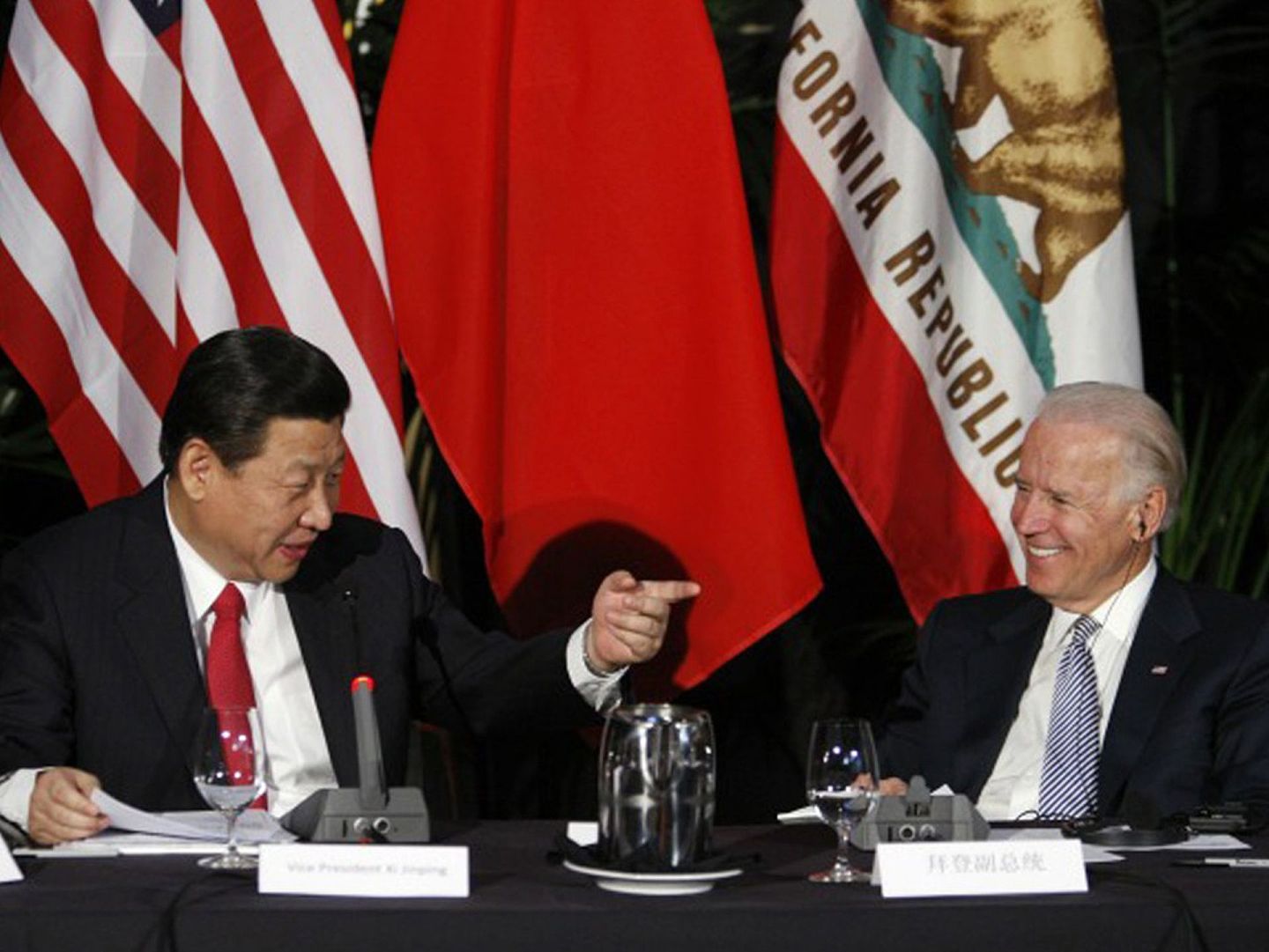 2012年2月18日，时任中国国家副主席习近平访美期间和时任美国副总统拜登交流，提出“新型大国关系”构想。（Reuters）