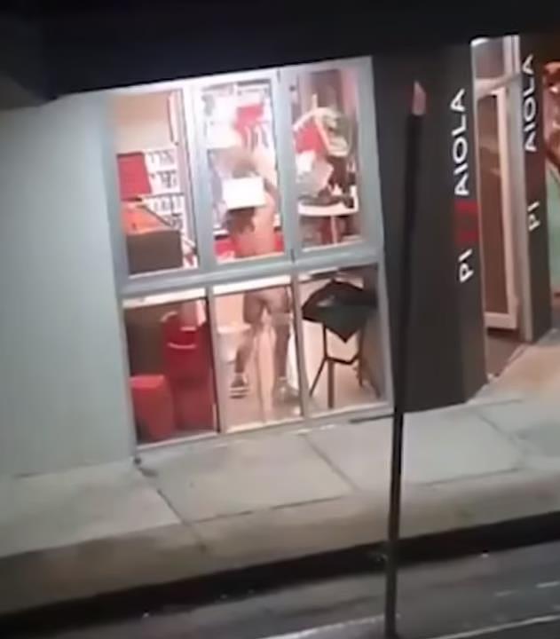 裸男“大闹”悉尼披萨店！一手遮下体，一手竖中指，视频引热议（视频/组图） - 3