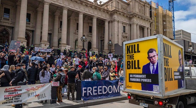 “杀死Dan！”上千人在墨市CBD抗议新冠法案，州长塑料像遭“绞刑”（组图） - 1