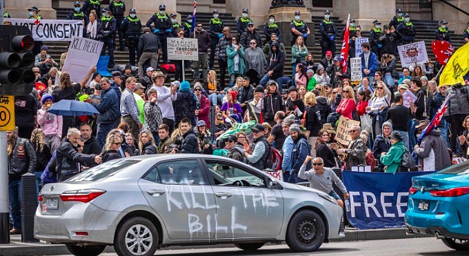 “杀死Dan！”上千人在墨市CBD抗议新冠法案，州长塑料像遭“绞刑”（组图） - 2