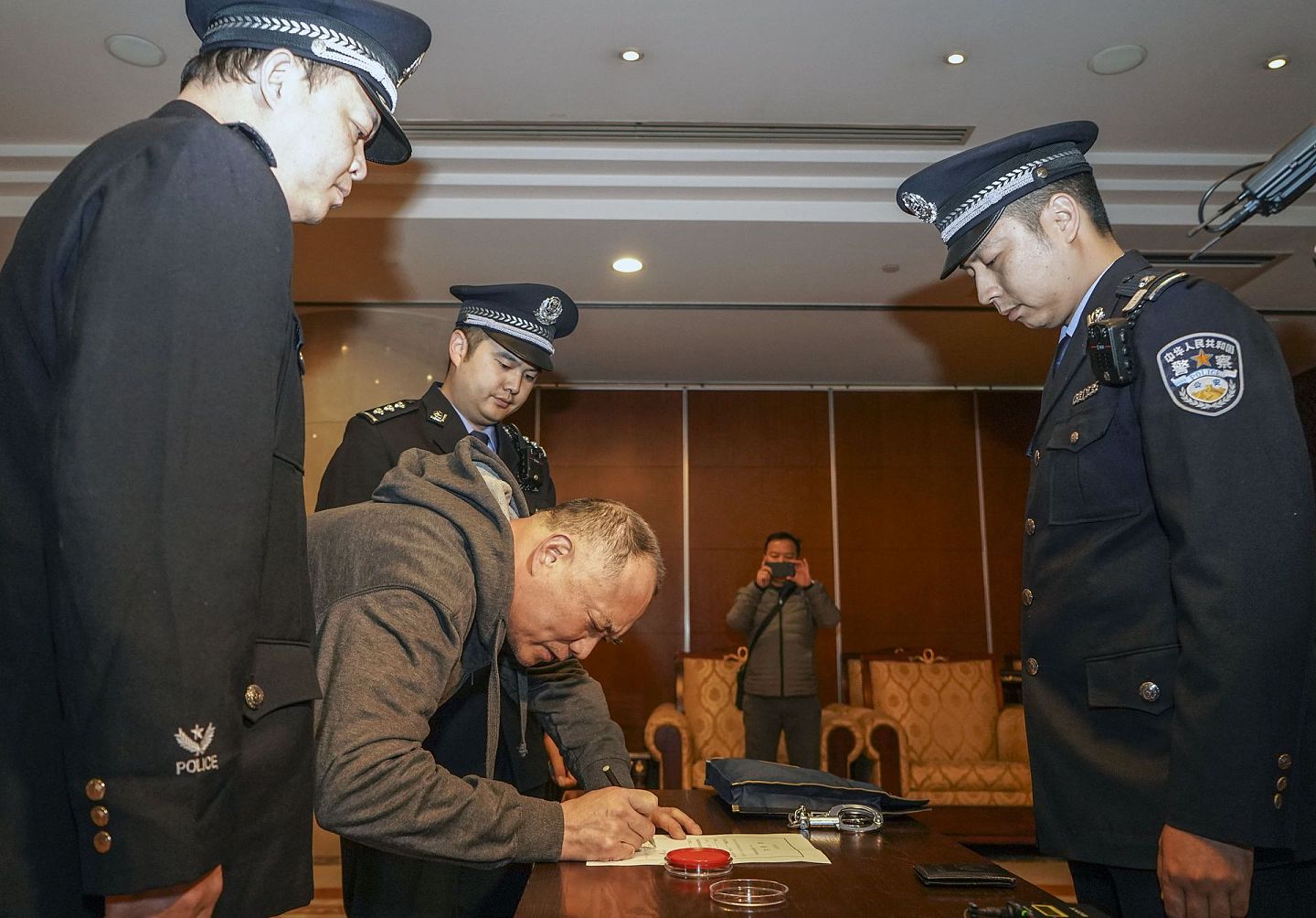 2018年11月14日，经中美两国执法部门协作，外逃美国，被中国列入红色通缉令名单的郑泉官被强制遣返。（新华社）