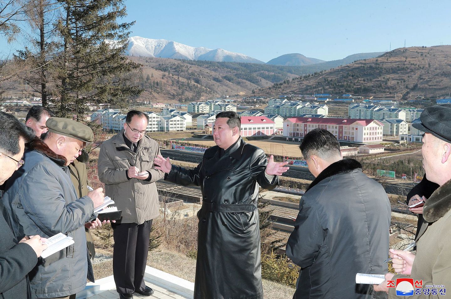2021年10月16日，朝鲜领导人金正恩视察三池渊市城建工程第三期施工现场进行指导。（Reuters）