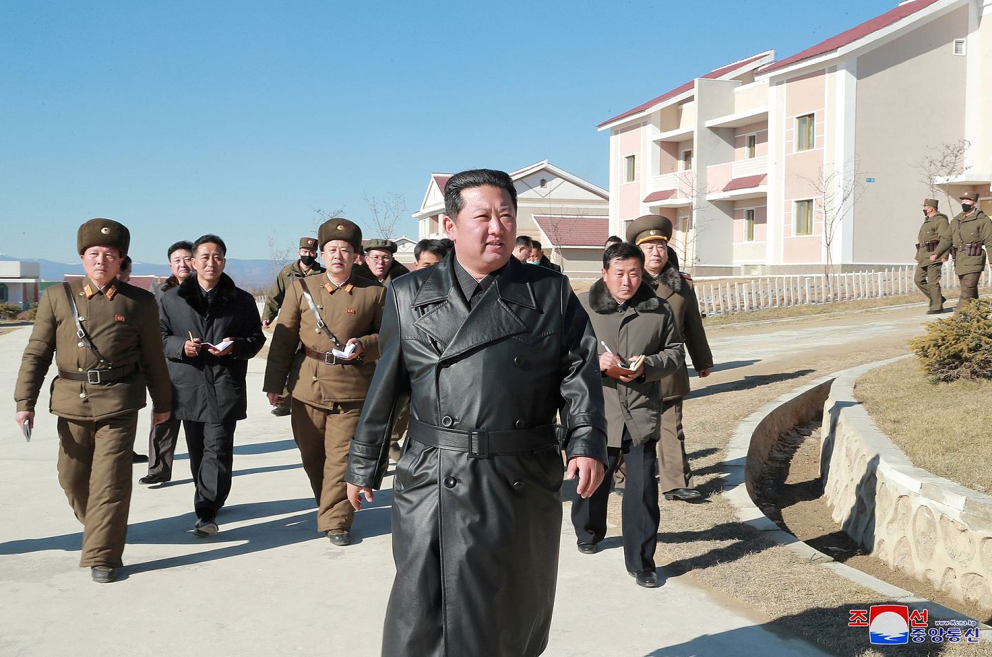 2021年10月16日，朝鲜领导人金正恩视察三池渊市城建工程第三期施工现场。（Reuters）
