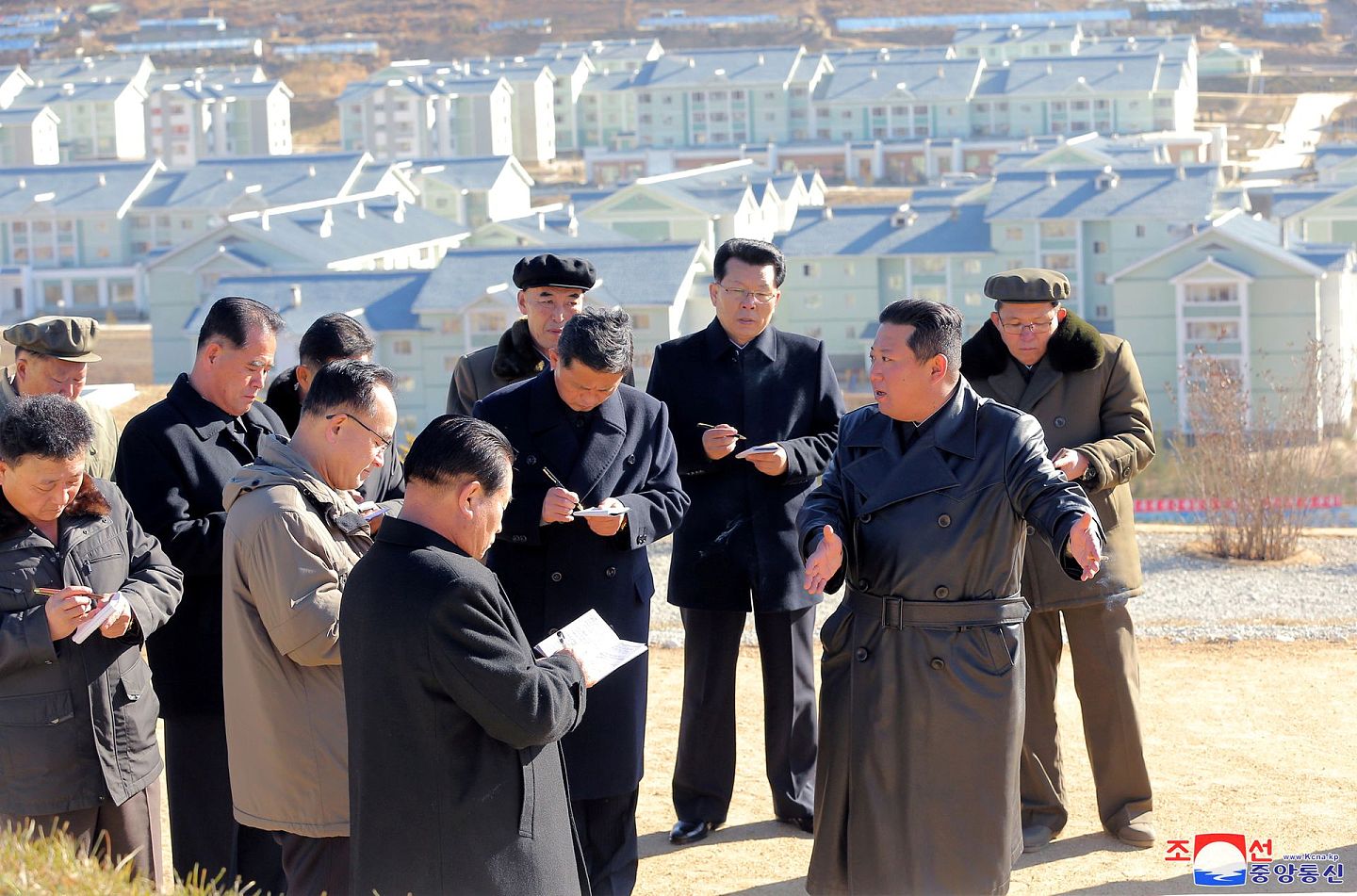 2021年10月16日，朝鲜领导人金正恩视察三池渊市期间讲话。（Reuters）