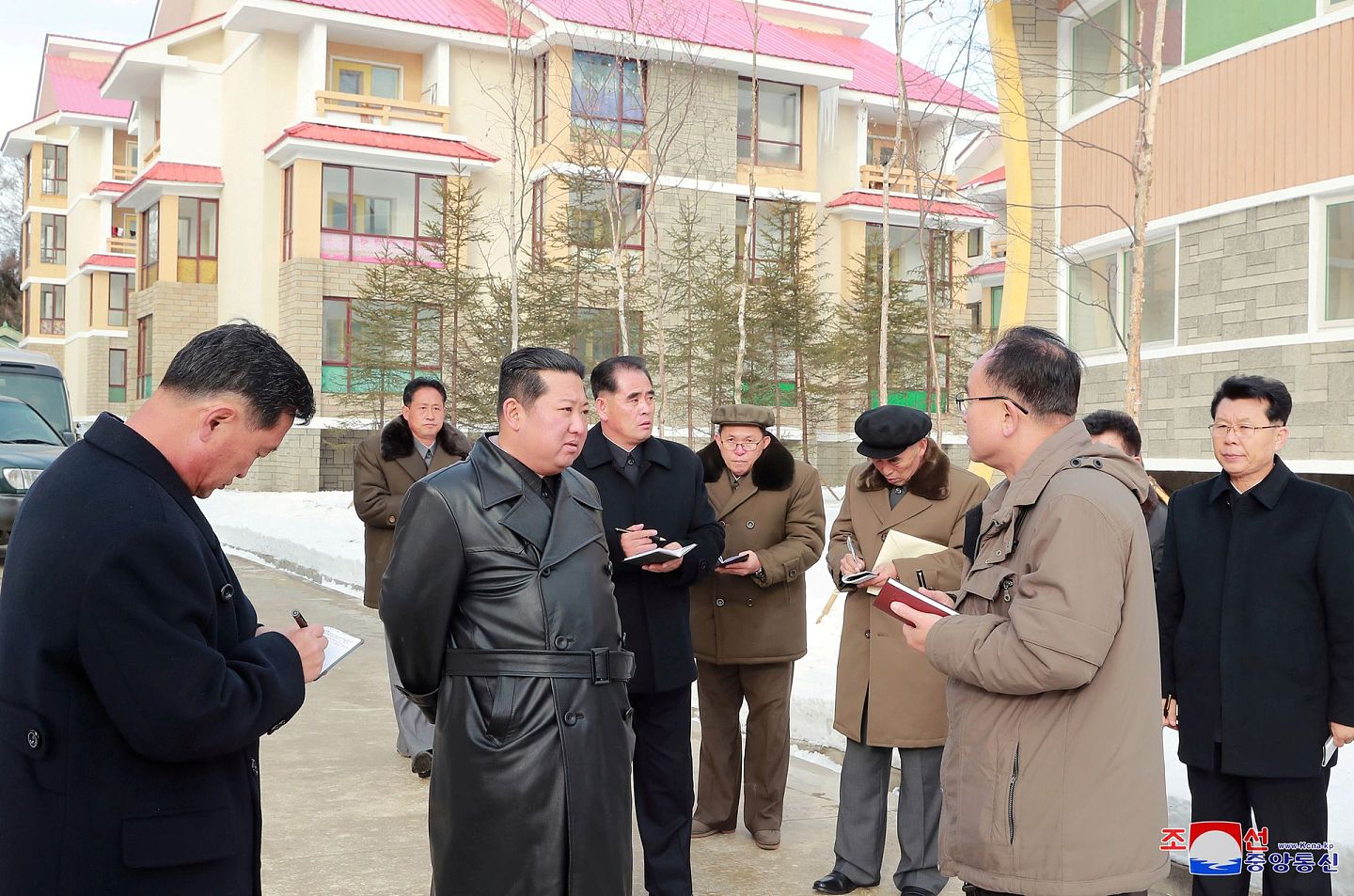 2021年10月16日，朝鲜领导人金正恩视察三池渊市城建工程第三期施工现场听取报告。（Reuters）