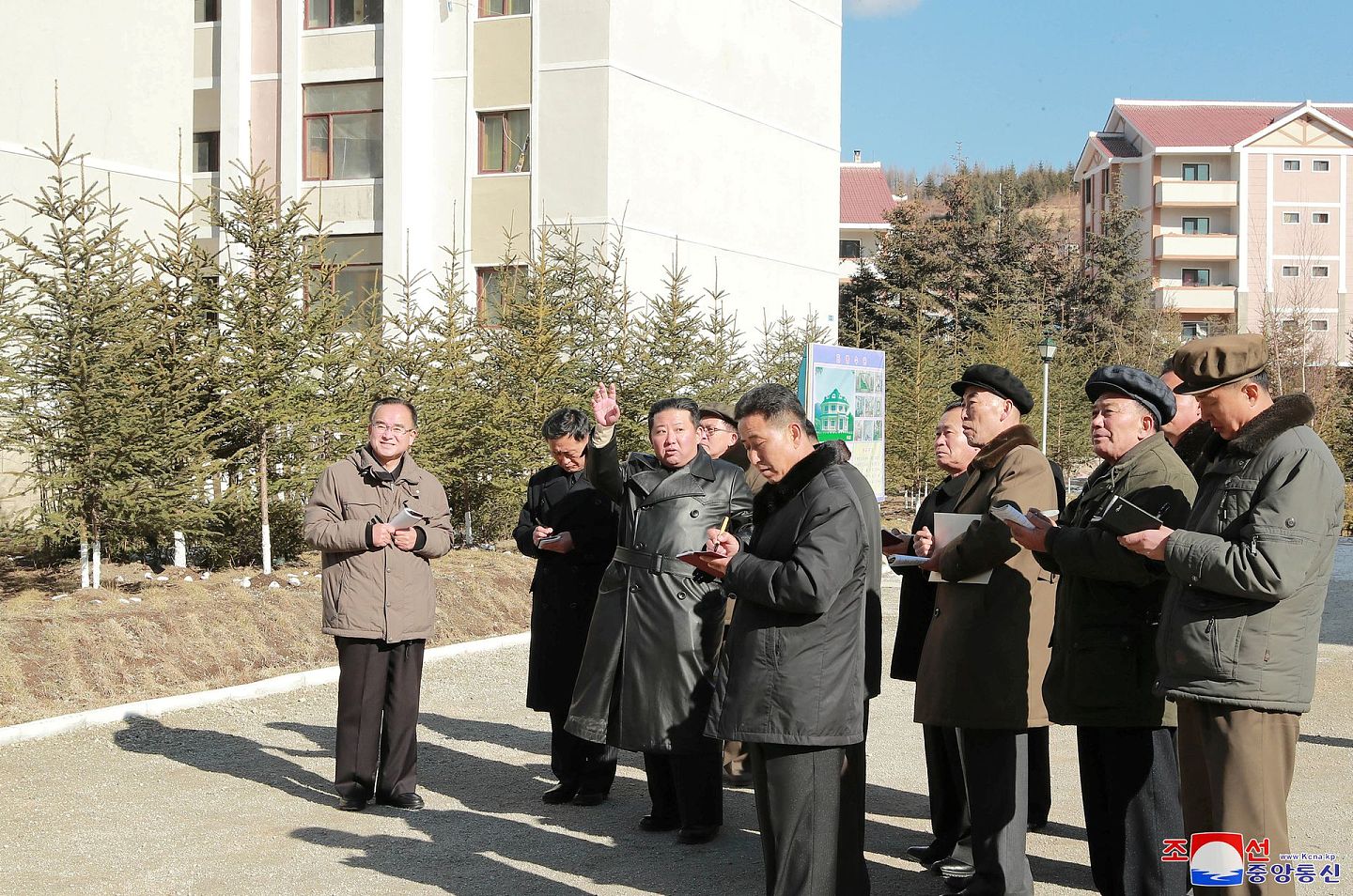 2021年10月16日，朝鲜领导人金正恩与随行官员视察三池渊市城建工程。（Reuters）