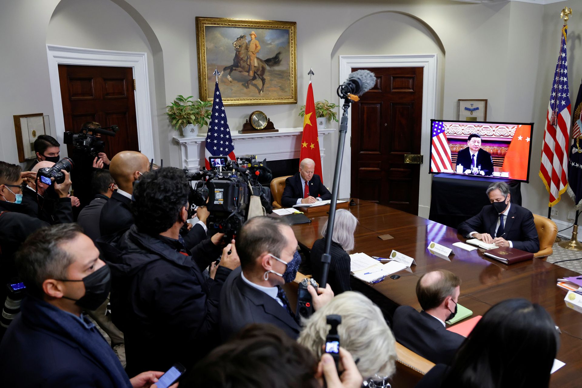华盛顿时间2021年11月15日，记者们在白宫观看美国总统拜登与中国国家主席习近平的虚拟对话。（路透社）
