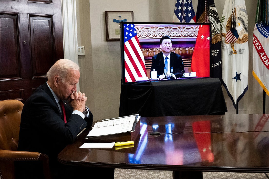 周一，拜登总统在白宫与习近平主席进行虚拟会晤。