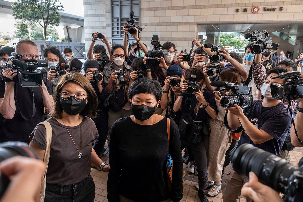 当时都是香港电台制片人的范妮·关和蔡玉玲于4月抵达法庭，此前蔡玉玲因调查警方行为的报道而被捕。