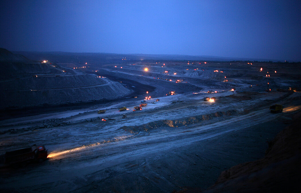 陕西的一个矿井。陈年喜的诗歌描述了煤矿的孤独、工友的死亡以及现代生活与他的地下工作之间的距离。