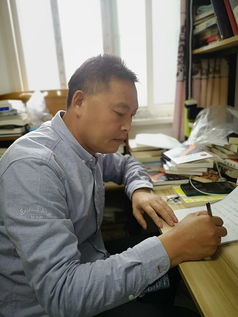 陈年喜在陕西的家里。他选择诗歌是因为它的长度感觉像是最容易上手的写作形式。