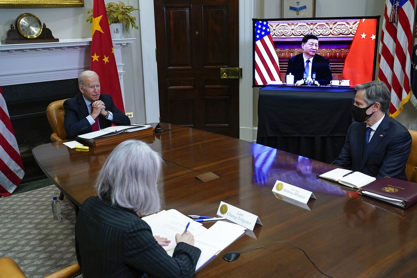 华盛顿当地时间2021年11月15日，美国总统拜登（左一）在华盛顿白宫罗斯福厅与中国国家主席习近平举行视频会晤。美国国务卿布林肯（Antony Blinken，右）在一旁聆听。（AP）