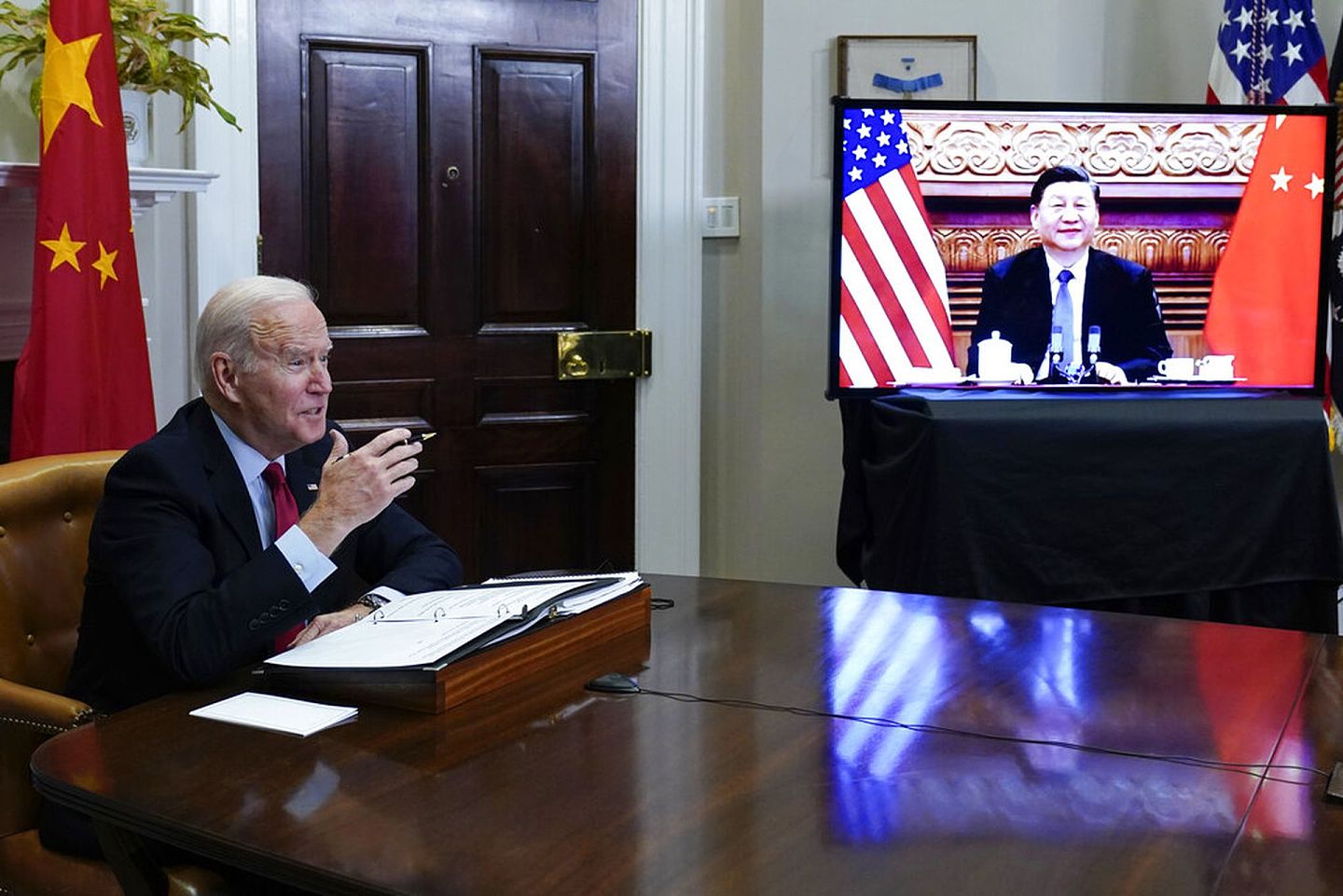 当地时间11月15日晚，拜登在白宫罗斯福厅与习近平进行视频会谈。（AP）
