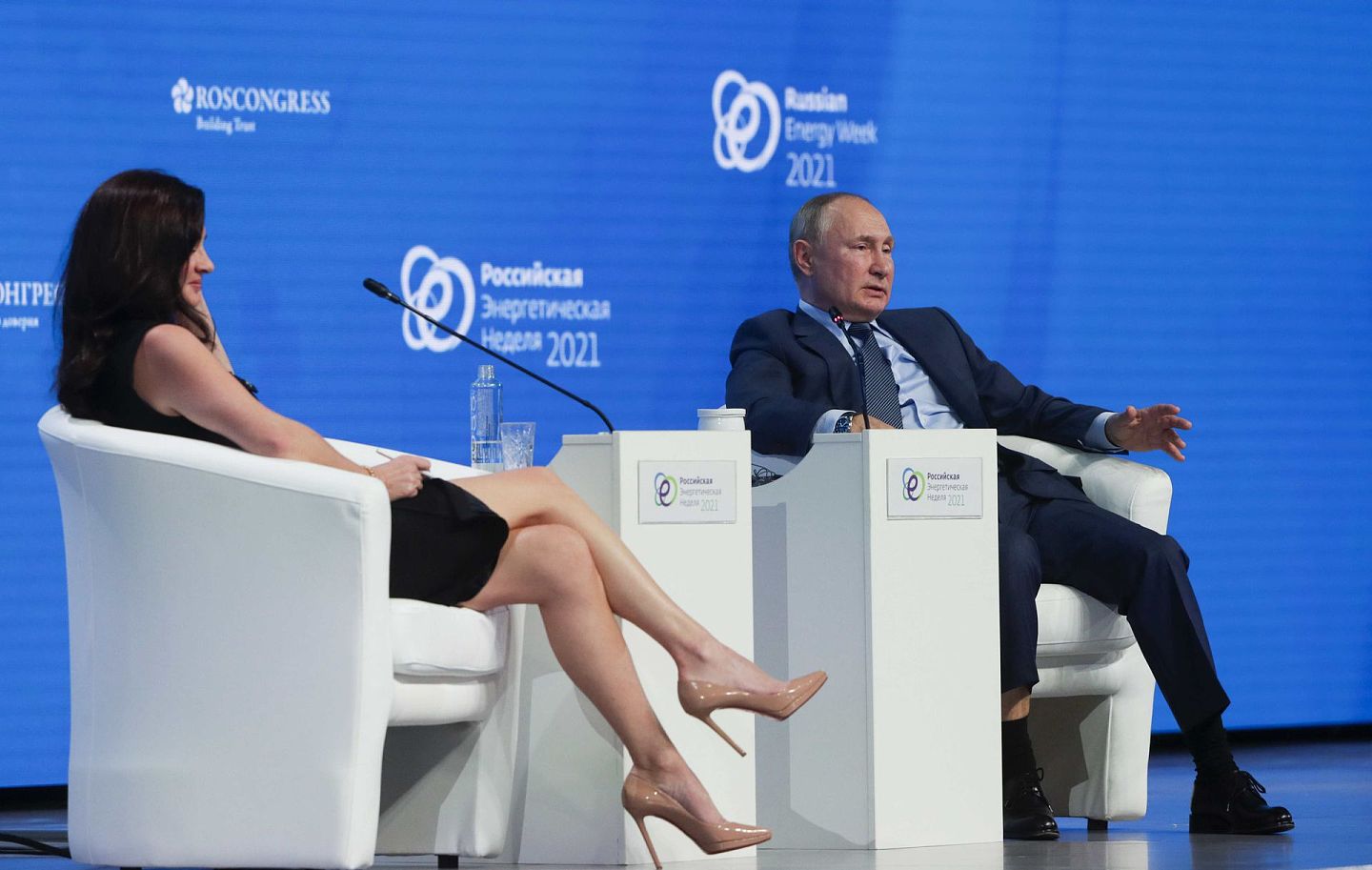 2021年10月13日，美国CNBC主持人甘布尔采访俄罗斯普京。普京表示，“不需要动用武力”来实现“统一”的目标。（Reuters）
