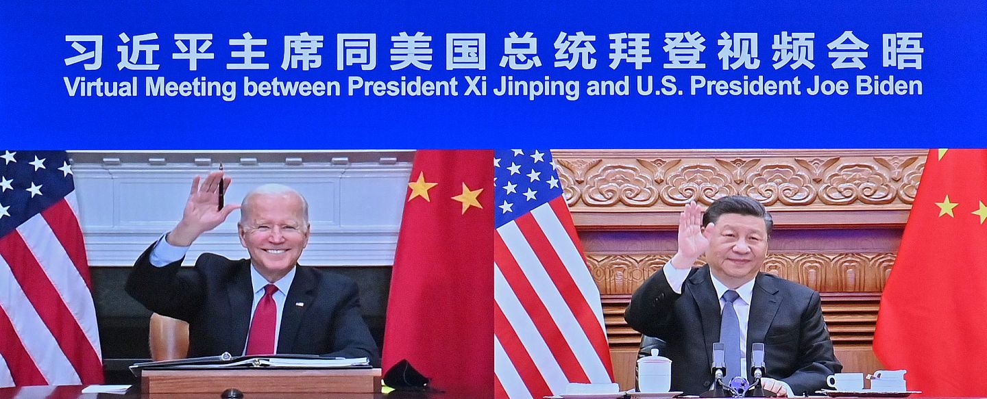 11月16日上午，习近平在北京同美国总统拜登举行视频会晤。拜登笑容非常引人注目。 （新华社）