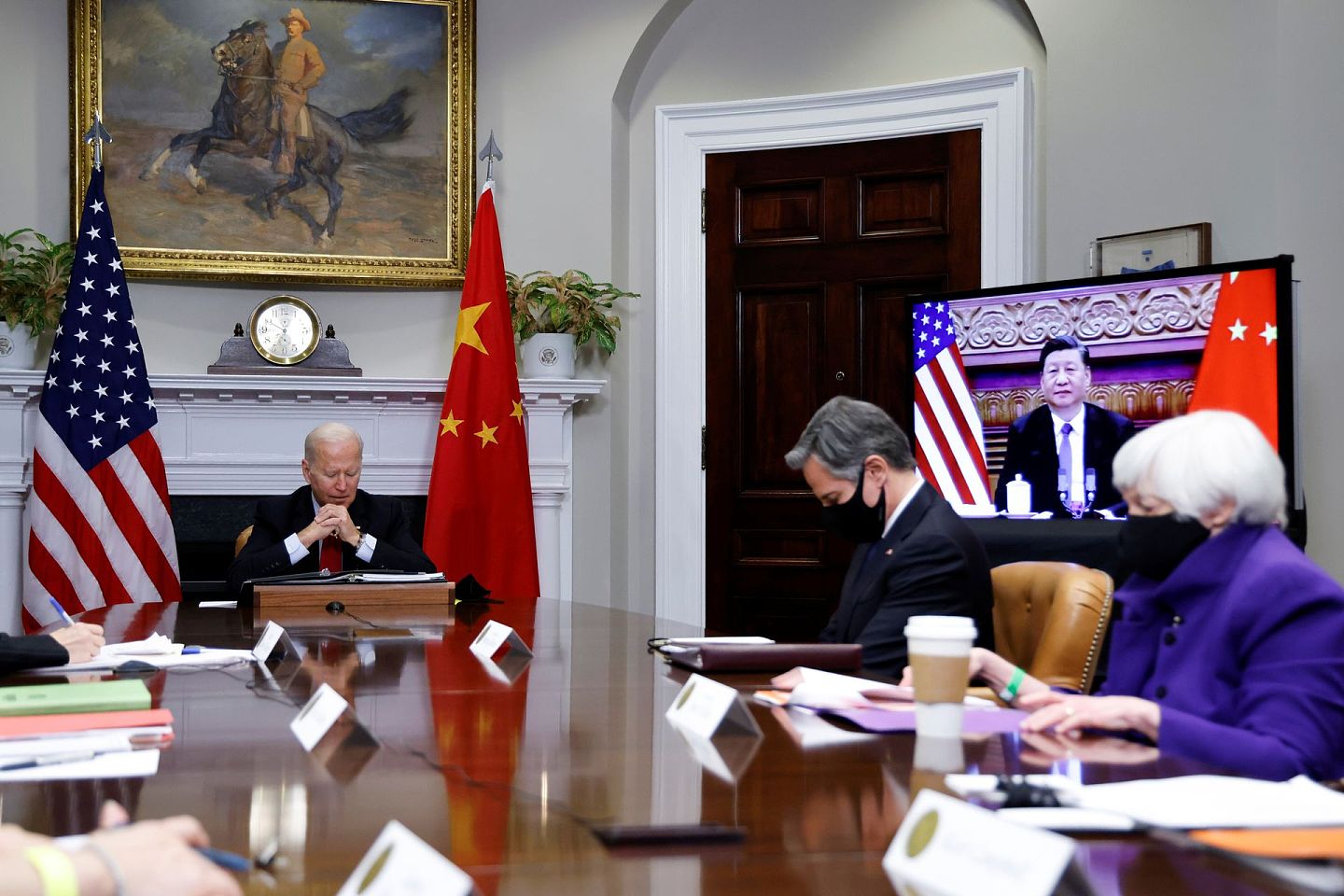 美国财政部长耶伦（Janet Yellen）日前谈美国通胀问题，称正考虑降低对部分中国商品关税。图为华盛顿当地时间2021年11月15日，耶伦（右一）参加中美元首视频会晤。（Reuters）