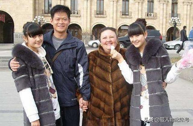 中国农民娶外国妻子生下双胞胎女儿，带回村里被围观，26年过去，他们怎样了？（组图） - 5