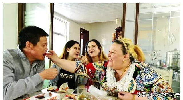 中国农民娶外国妻子生下双胞胎女儿，带回村里被围观，26年过去，他们怎样了？（组图） - 19