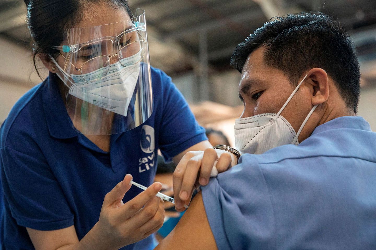 11月17日，菲律宾奎松市一名医护人员接种辉瑞新冠疫苗作为加强剂。（Reuters）