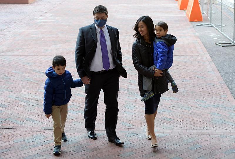 抱着4岁儿子的吴弭16日，与先生及另一7岁儿子来到波士顿新政府，参加她的新市长宣...